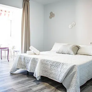 https://acogedor-estudio-en-nerja-centro-5m-a-pie-de-la-playa.hotelsinnerja.org